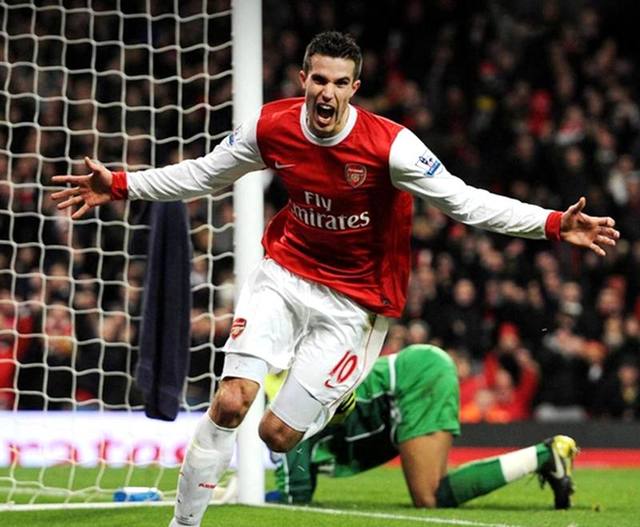 波兰对阵荷兰世预赛中，有球迷向场内投掷烟火迫使比赛被中断