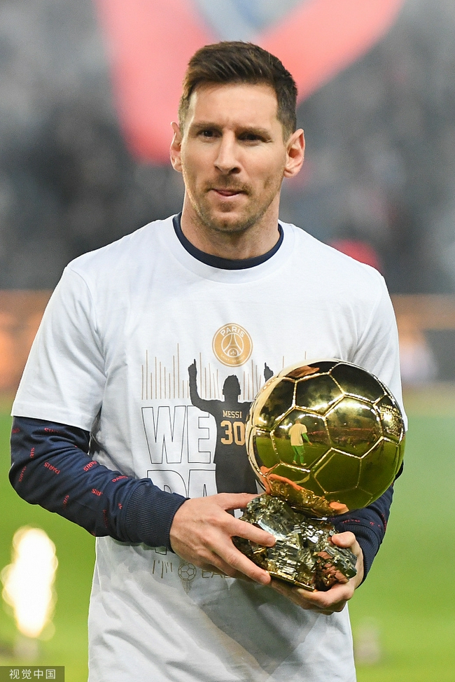 詹姆斯时隔14年再次来蓉，现场表白“我太爱成都了”，球迷冒雨齐聚万象城集体高呼“LBJ”