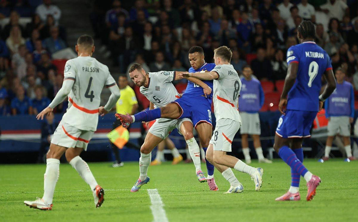 每体：巴萨对梅西重返诺坎普不知情，不清楚他是如何进入的