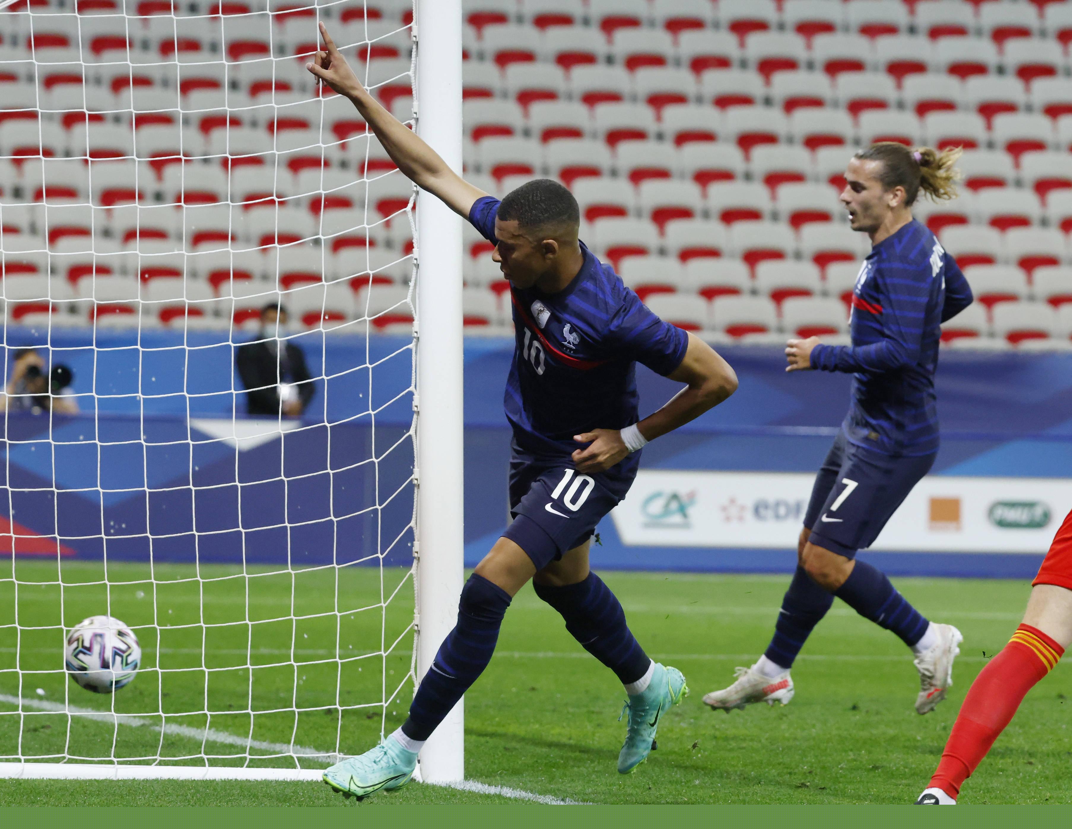 活塞队史35+10+10场次：康宁汉姆2场，其他球员合计2场