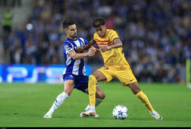 越来越大了，泰州高速口已经搭好巨幅“苏超”冠军标语