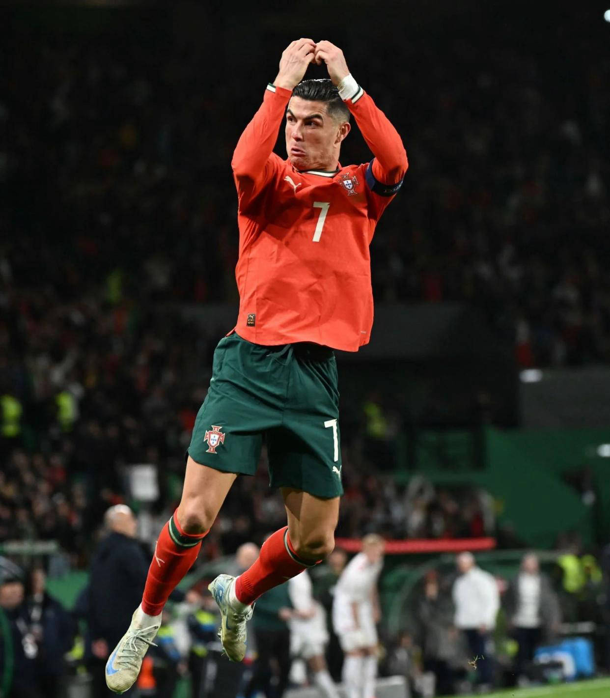 手感一般！詹姆斯13中5贡献13分5篮板7助攻