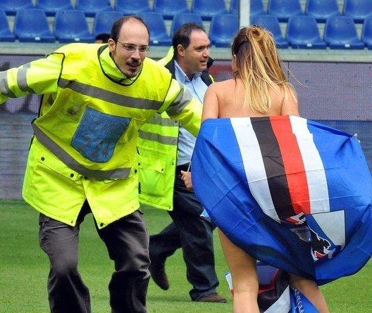 鲍曼：不关心诺伊尔是否重返德国队；人们似乎不尊重他的决定